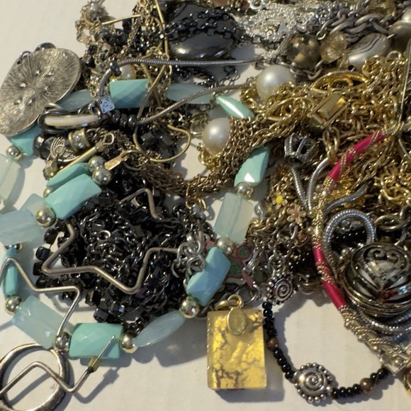 4 Lb Mixed Jewelry Modern Vintage crafter lot mismatched broken Some Wearable - Picture 2 of 7